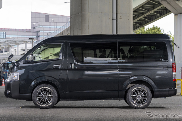 トヨタ ハイエース×MID ナイトロパワー M26クロスファング／16×6.5J IN38、タイヤサイズ：215/70R16