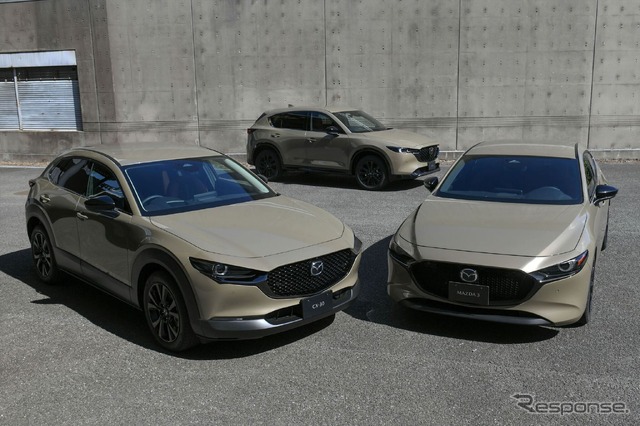 写真左から「CX-30」、「マツダ3」、後方「CX-5」いずれも「レトロスポーツエディション」
