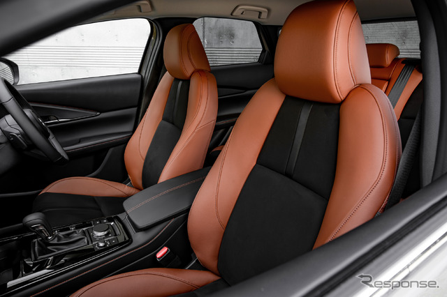 CX-30 シートはマツダ3と共通で、黒いスエード調人工皮革にコードバン調のアクセントが入る