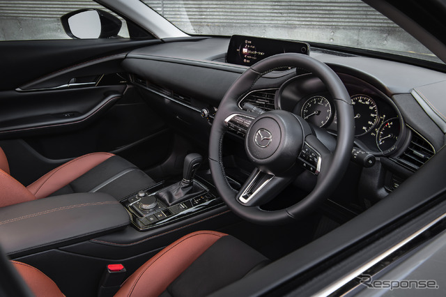 CX-30 インパネのミドルパッドは、ベース車のBlack Tone Edition が黒い合成皮革なのに対して、Retro Sports Edition はシートのメイン材と同じスエード調人工皮革。その下の金属調加飾もサテンクロームからガンメタに変更している 加飾のトーンを下げることで、室内全体のテラコッタ&ブラックのコントラストを際立たせているのだ