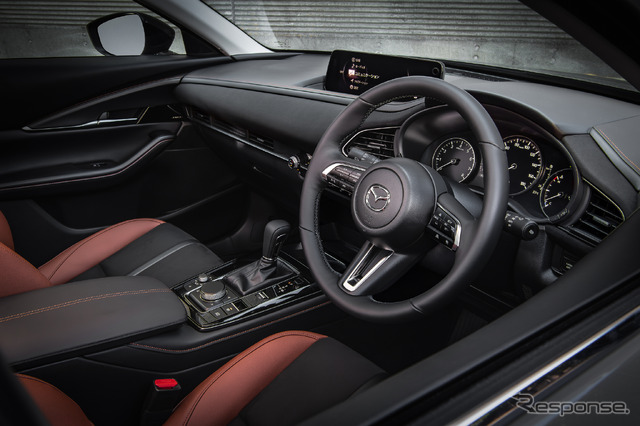 CX-30 インパネのミドルパッドは、ベース車のBlack Tone Edition が黒い合成皮革なのに対して、Retro Sports Edition はシートのメイン材と同じスエード調人工皮革 その下の金属調加飾もサテンクロームからガンメタに変更している 加飾のトーンを下げることで、室内全体のテラコッタ&ブラックのコントラストを際立たせているのだ