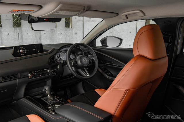 CX-30 黒いトリムにテラコッタ色のステッチが映える CX-5とは違ってインパネ上段のステッチをテラコッタ色にしたのは、それがドアのステッチにつながるから。