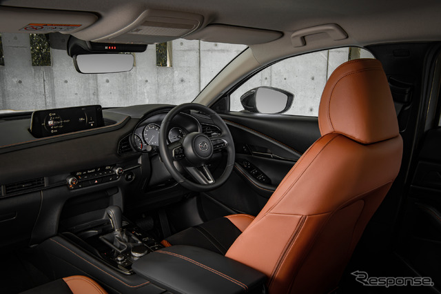CX-30 黒いトリムにテラコッタ色のステッチが映える CX-5とは違ってインパネ上段のステッチをテラコッタ色にしたのは、それがドアのステッチにつながるから