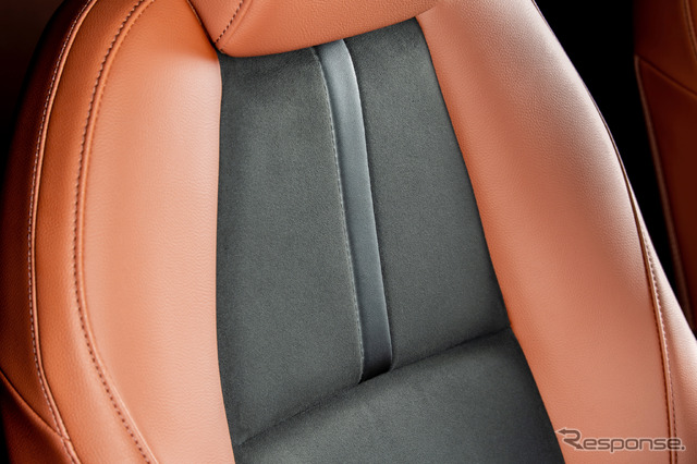 CX-30 シートはマツダ3と共通で、黒いスエード調人工皮革にコードバン調のアクセントが入る