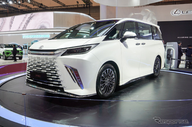 右ハンドルのレクサス LM(GAIKINDOインドネシア国際オートショー 2023)