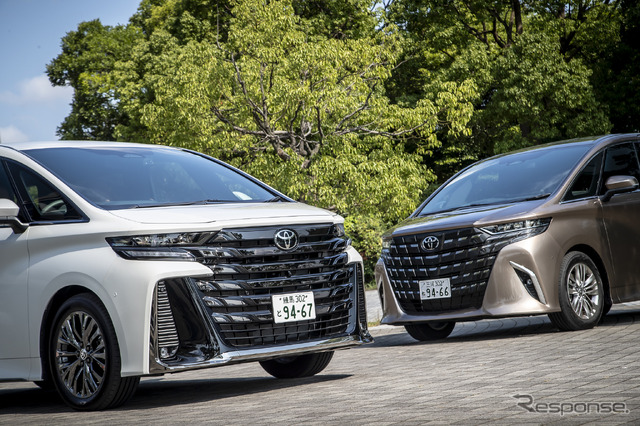 トヨタ ヴェルファイア Zプレミア(左)とアルファード Z(右)
