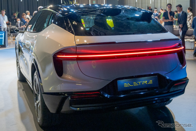 テールランプは横一本のLEDでデザインされている。