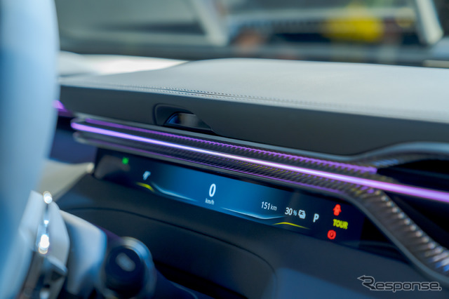 スピードメーターはじつにシンプル。ドアのオープン位置などはアイコン表示されている。
