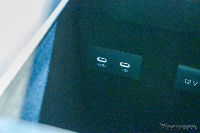 センターのグローブボックス内部には、USB-Cの充電端子が2個と12Vアウトレット。