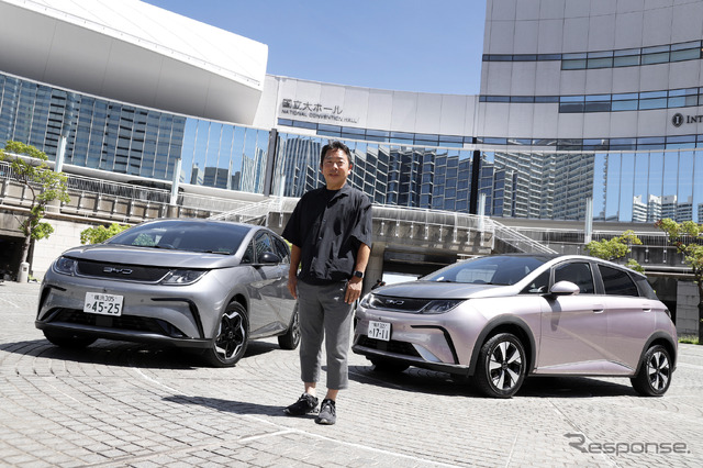 石井昌道氏とBYD ドルフィン(左)、ドルフィン ロングレンジ(右)