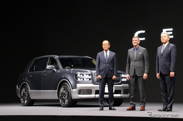 左から順にトヨタセンチュリー開発責任者の田中義和氏、トヨタ取締役・執行役員デザイン領域統括部長のサイモン・ハンフリーズ氏、トヨタ執行役員・副社長の中嶋裕樹氏