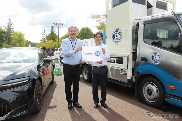 トヨタ自動車の中嶋裕樹 副社長(左)と日本自動車連盟(JAF)の四宮慶太郎 副会長(右)