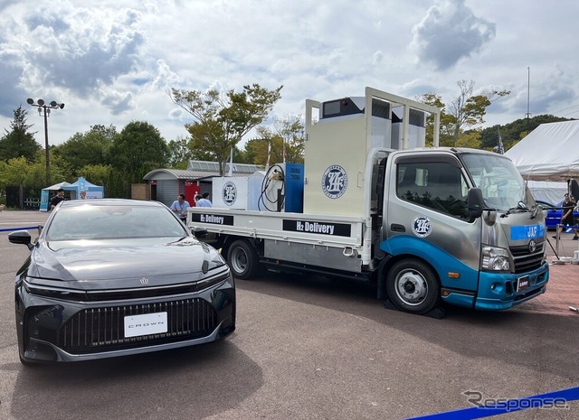 トヨタとJAFが開発した給水素トラック(右)、クラウンセダン FCEV(左)