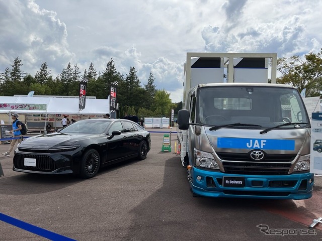 トヨタとJAFが開発した給水素トラック(右)、クラウンセダン FCEV(左)