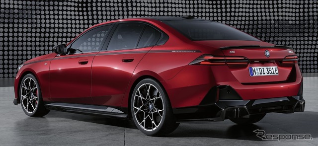 BMW i5 の「Mパフォーマンスパーツ」装着車
