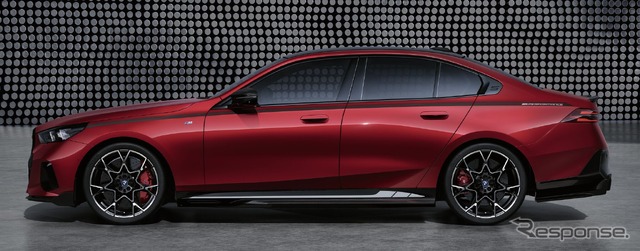 BMW i5 の「Mパフォーマンスパーツ」装着車