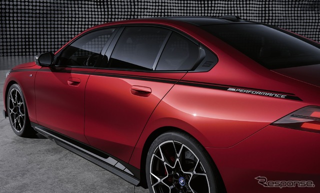 BMW i5 の「Mパフォーマンスパーツ」装着車