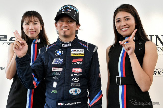 山西康司監督兼ドライバー(中央)