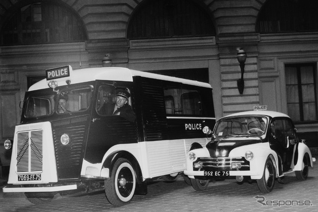 警察仕様のタイプH(向かって左、1954年)