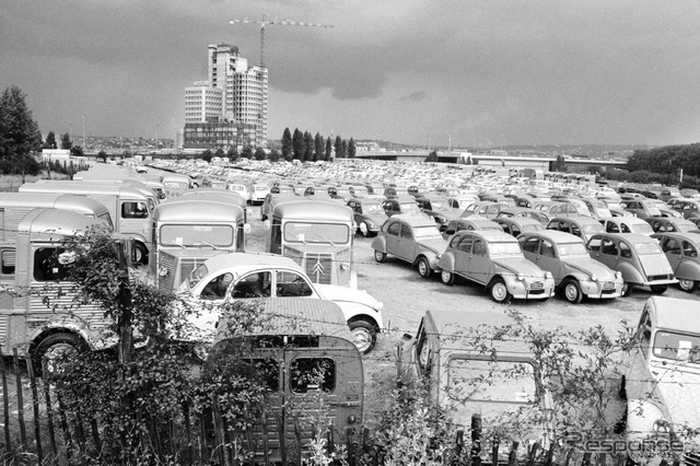パリ、ジャベル工場(現存せず)に並ぶタイプH(向かって左がわ)と2CV(1974年)