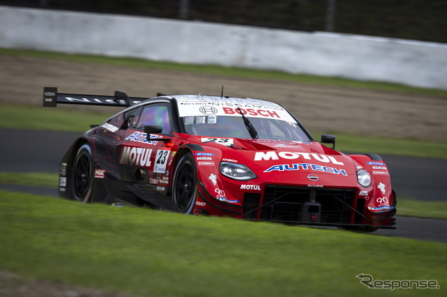 2位の#23 MOTUL AUTECH Z(松田次生/ロニー・クインタレッリ)