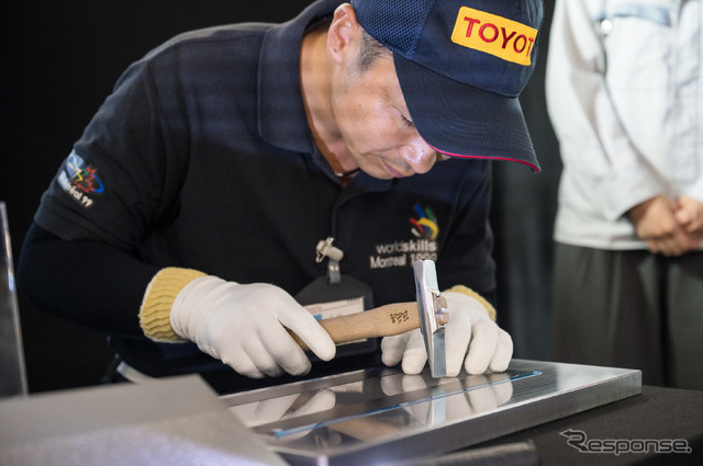 新型センチュリーのスカッフプレートに精巧な槌目模様を入れる匠の板金性能(元町工場)