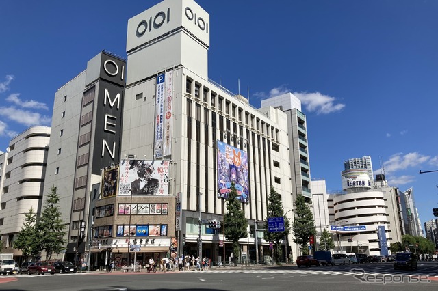 新宿四丁目交差点(東京都新宿区)