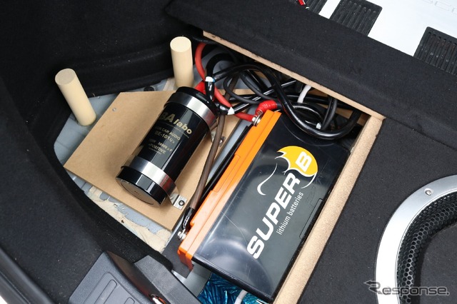 サブウーファーの左側には床下スペースにバッテリー(メイン)とキャパシターなどの電源系を埋め込み設置する。