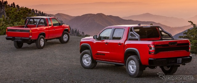 日産フロンティア の2024年モデルの「ハードボディ・エディション」(手前)と1980年代の「ダットサントラック」