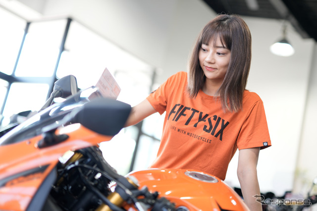 初めてのスポーツバイクに興味津々の指出瑞貴さん