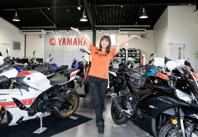 バイクレンタルをおこなうYSP福島にて。ヤマハの“Y字”ポーズをとる指出瑞貴さん