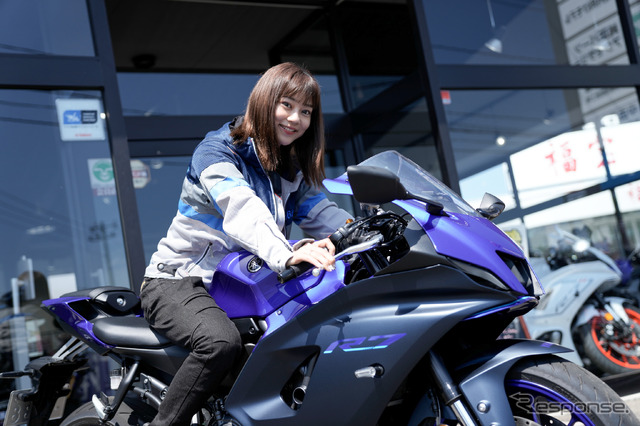 初めてのスポーツバイクを前に緊張する指出さん。「知らない種類のヤマハのバイクをこうしてレンタルバイクで楽しめるのは魅力的ですね」