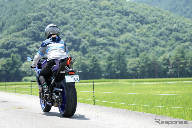 ヤマハ女子、指出瑞貴さんがYZF-R7 で猪苗代湖をめざしツーリング