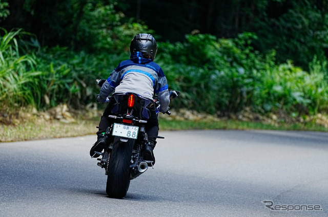 ヤマハ女子、指出瑞貴さんがYZF-R7 で猪苗代湖をめざしツーリング
