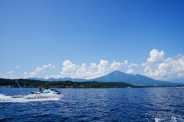 ヤマハ FXクルーザーHOで猪苗代湖を駆ける指出瑞貴さん。背景には磐梯山がくっきり