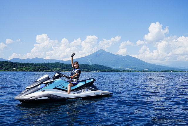 猪苗代湖から望む磐梯山を背景に、ヤマハの水上バイクで走る!