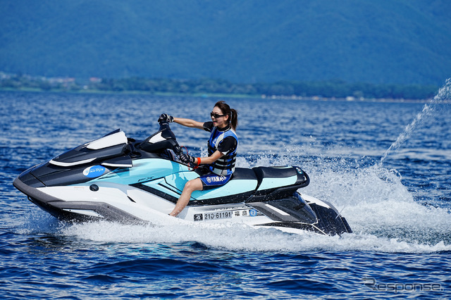 「4気筒エンジンの水上バイクは初めてですが、すごく扱いやすかったです。3気筒と全然違いました。とにかく操作に対する反応が良く、バックもしやすかったです」