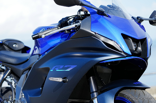 YZF-R7は、MY-07などと共通の688ccの並列2気筒エンジンを搭載するスポーツバイク。3色のカラー展開で、105万4900円