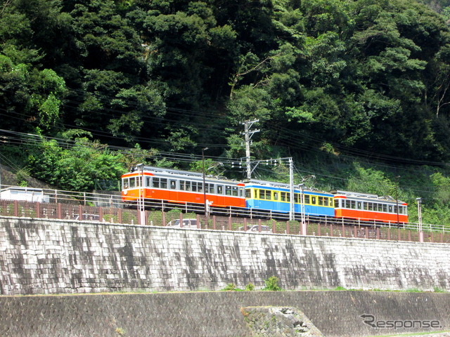 旧型車の混色編成。2両目が青塗装の106号
