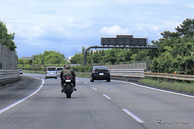 二輪車に後面衝突警告表示灯の装備を解禁(イメージ)