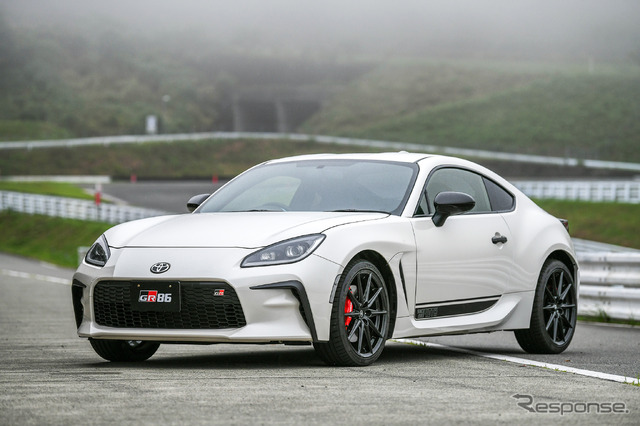 トヨタ GR86 RZ“40th Anniversary Limited”(クリスタルホワイトパール)