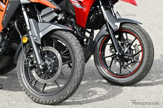 手前がVストローム250SXの19インチホイール、奥がVストローム250の17インチホイール