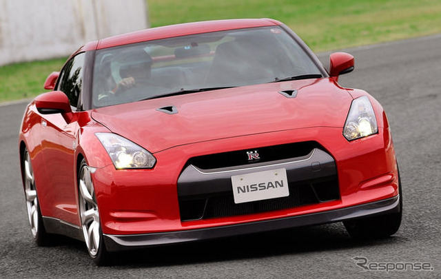 日産 GT-R、英国で待望の第1号車をデリバリー