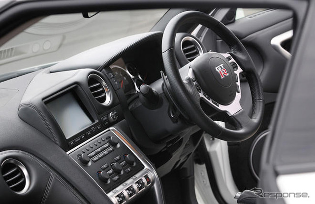 日産 GT-R、英国で待望の第1号車をデリバリー
