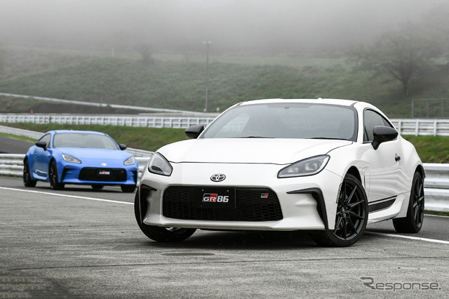 往年のハチロクをオマージュしたGR86 RZ“40th Anniversary Limited”(手前)