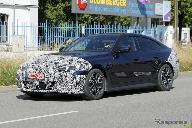 BMW i4 改良新型プロトタイプ(スクープ写真)