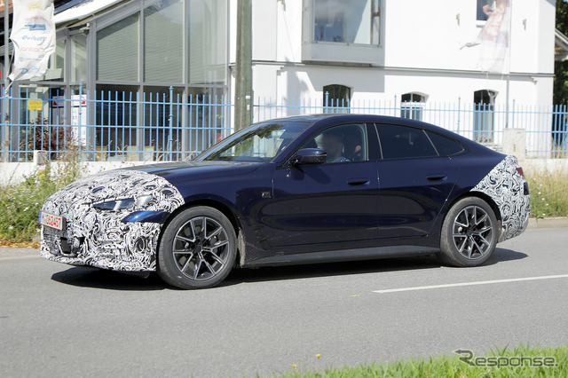BMW i4 改良新型プロトタイプ(スクープ写真)