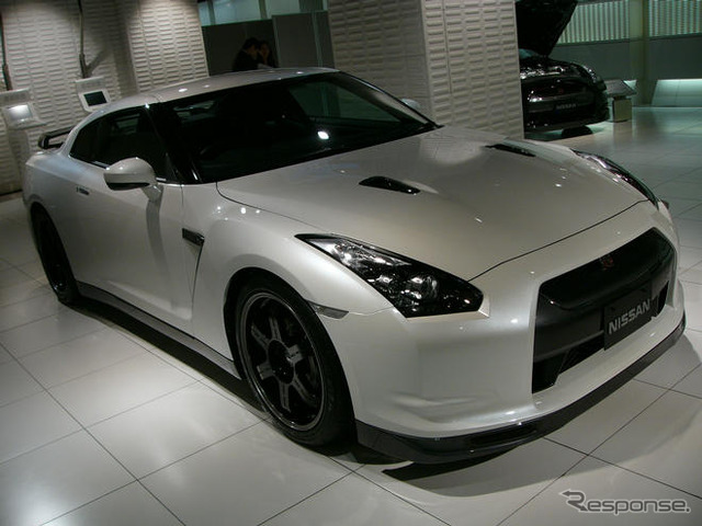 【日産 GT-R スペックV 試乗】エイペックスを突き刺すフットワーク…木下隆之
