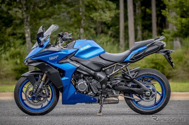 スポーツネイキッドであるGSX-S1000と共通のフレームとスイングアームを採用。シートレールはタンデムや荷物積載を見越した設計となる