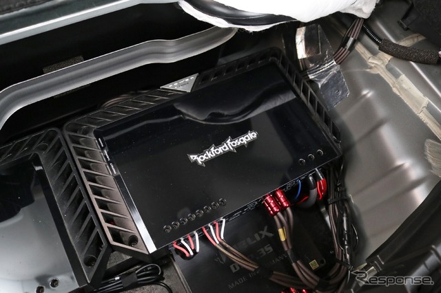 パワーアンプにはロックフォードのT400-4を2台チョイス。フロント3ウェイ+サブウーファーをパワフルにドライブする。